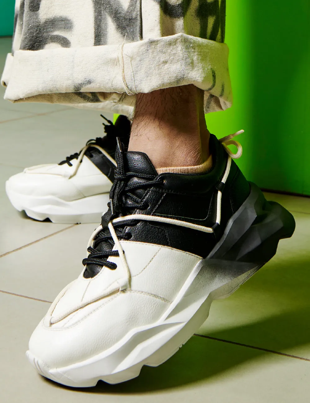 712 black white spray chunky sneaker